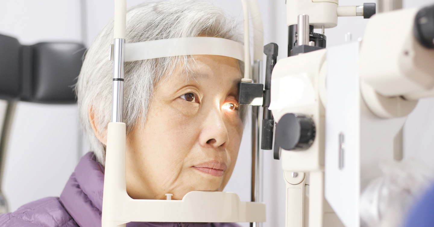 woman getting an eye exam for diabetes
