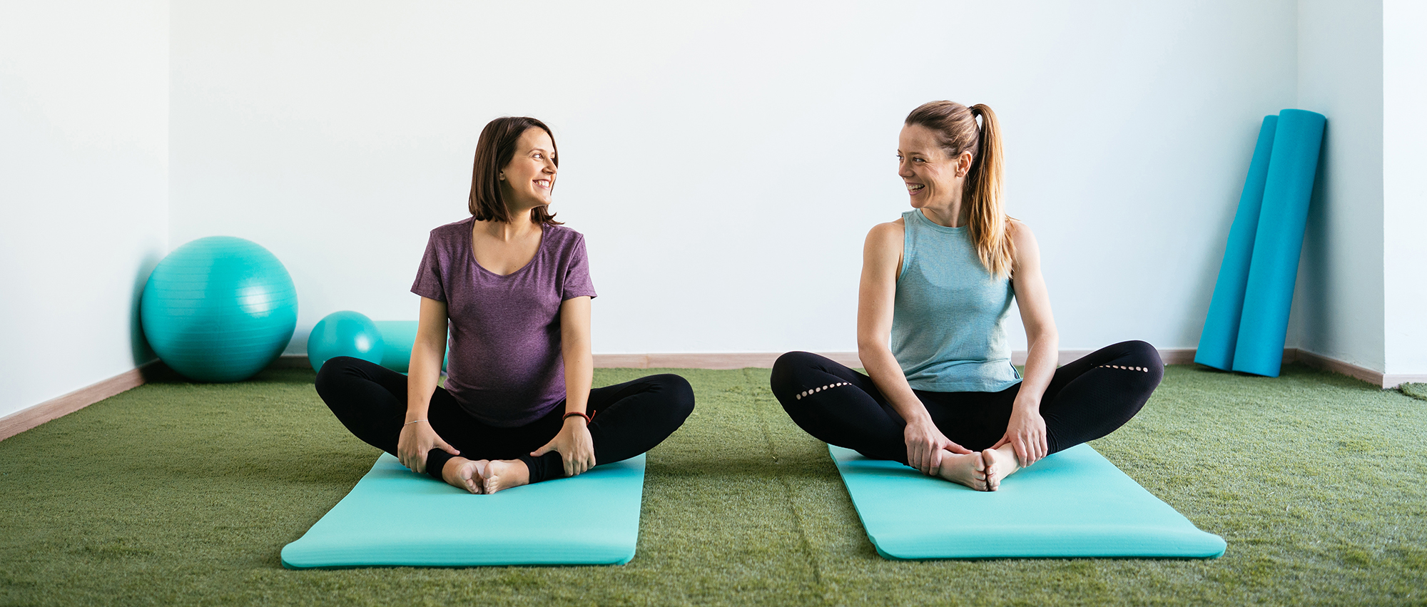 women doing yoga in preparation of a healthy pregnancy